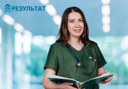 Врач с папкой в руках